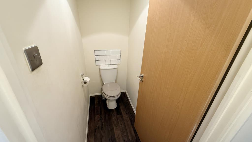 Lot: 170 - VACANT FLAT FOR INVESTMENT OR OCCUPATION - Interior image of separate WC
